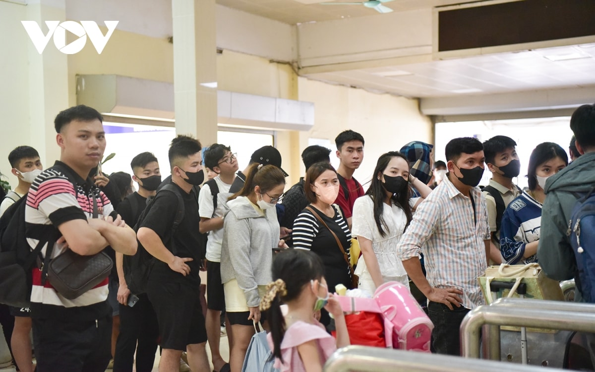 ben xe ha noi dong duc khi nguoi dan nuom nuop do ve que nghi le dip 30 4 - 1 5 hinh anh 4