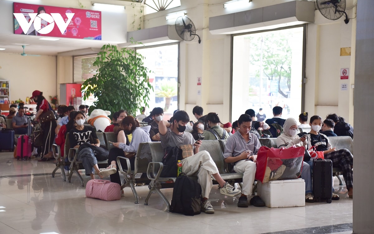 ben xe ha noi dong duc khi nguoi dan nuom nuop do ve que nghi le dip 30 4 - 1 5 hinh anh 3