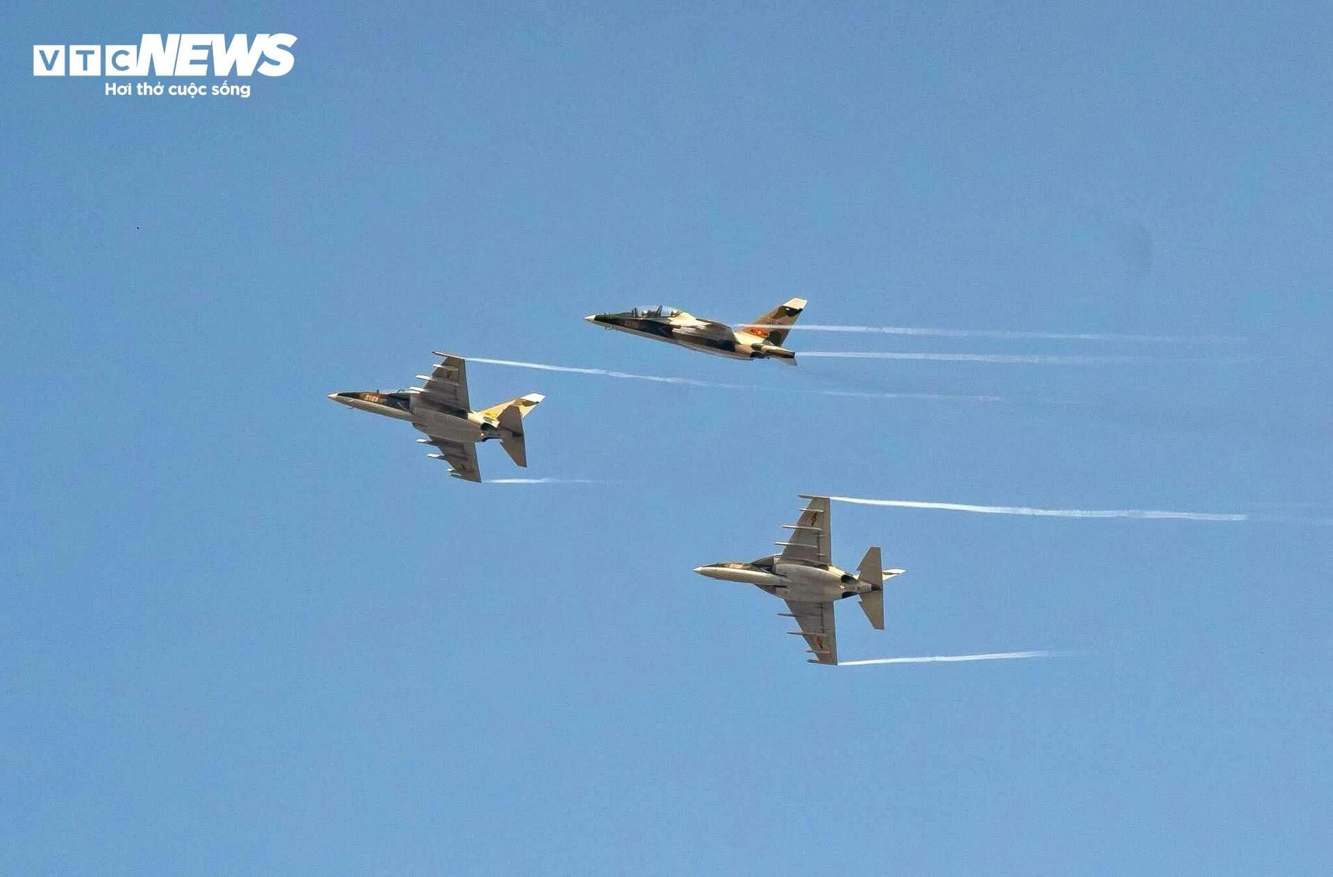 Phi công trực thăng, Su-30MK2 rạng rỡ sau màn rẽ mây, thả nhiễu ở TP.HCM - 3