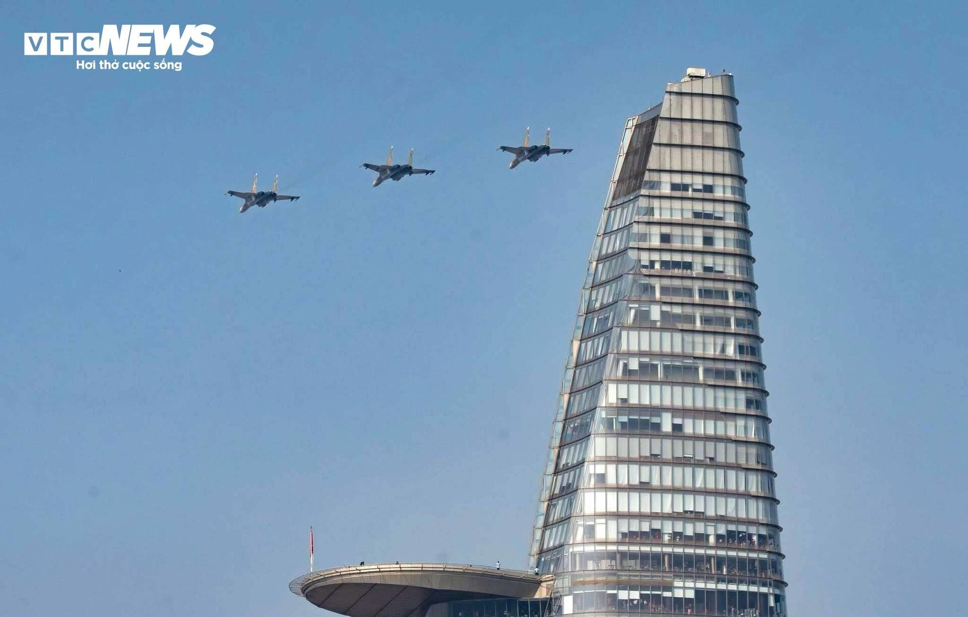 Phi công trực thăng, Su-30MK2 rạng rỡ sau màn rẽ mây, thả nhiễu ở TP.HCM - 2