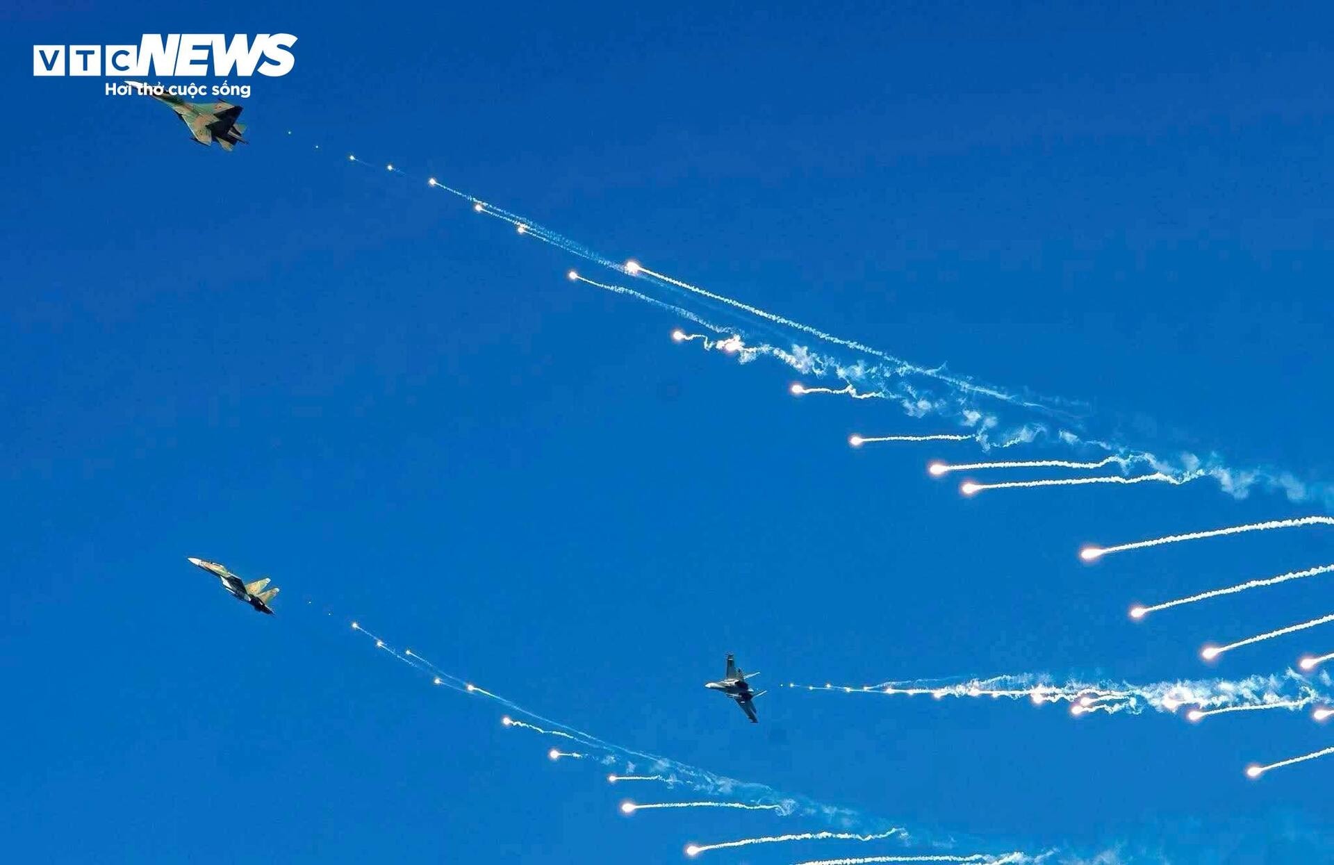 Phi công trực thăng, Su-30MK2 rạng rỡ sau màn rẽ mây, thả nhiễu ở TP.HCM - 5