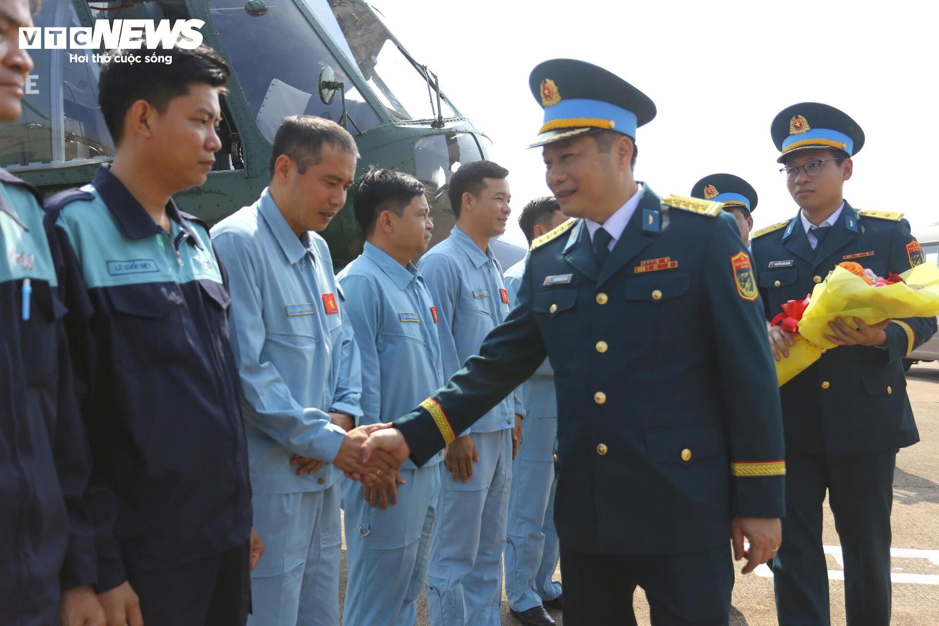 Phi công trực thăng, Su-30MK2 rạng rỡ sau màn rẽ mây, thả nhiễu ở TP.HCM - 10