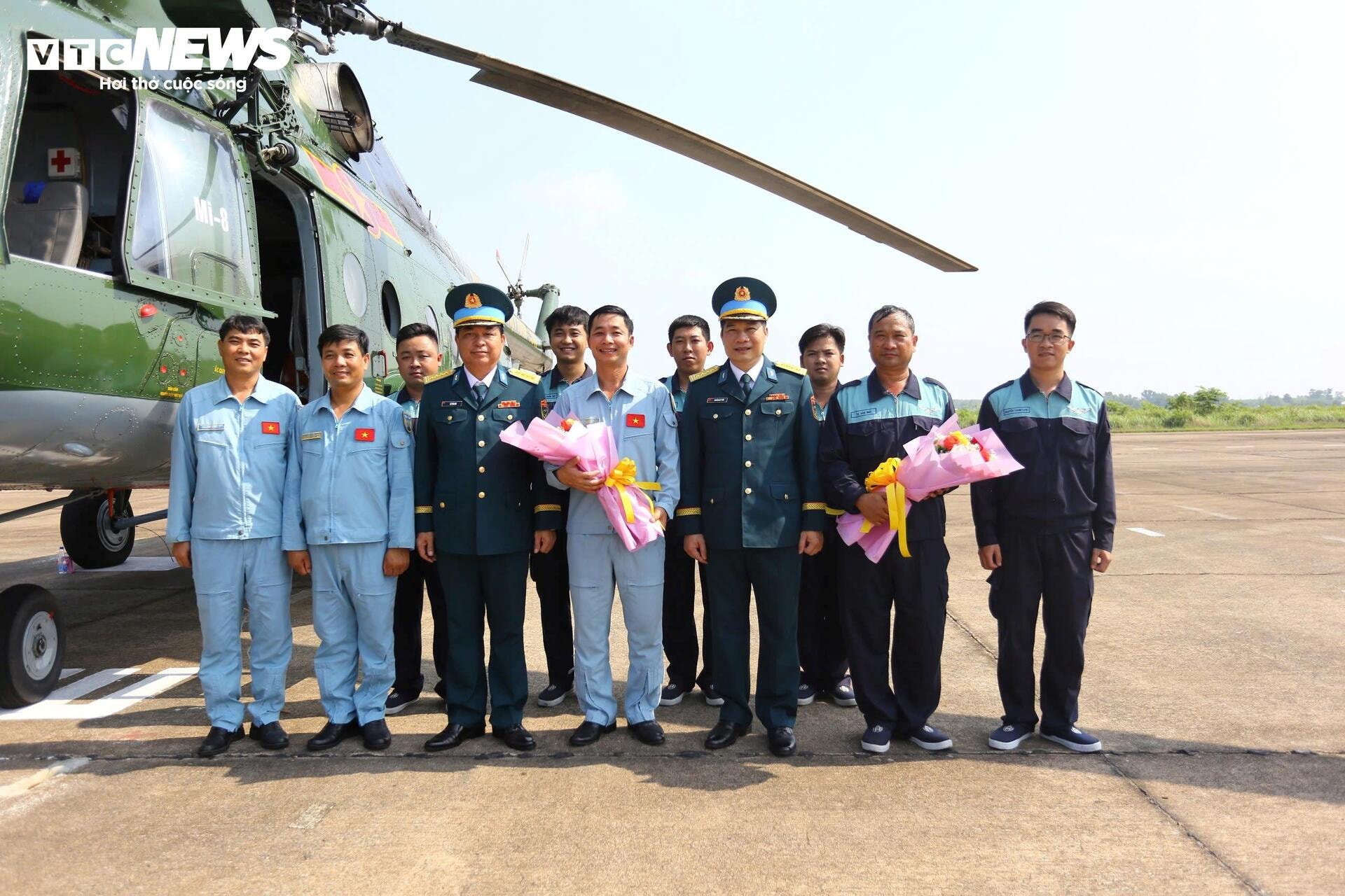 Phi công trực thăng, Su-30MK2 rạng rỡ sau màn rẽ mây, thả nhiễu ở TP.HCM - 12