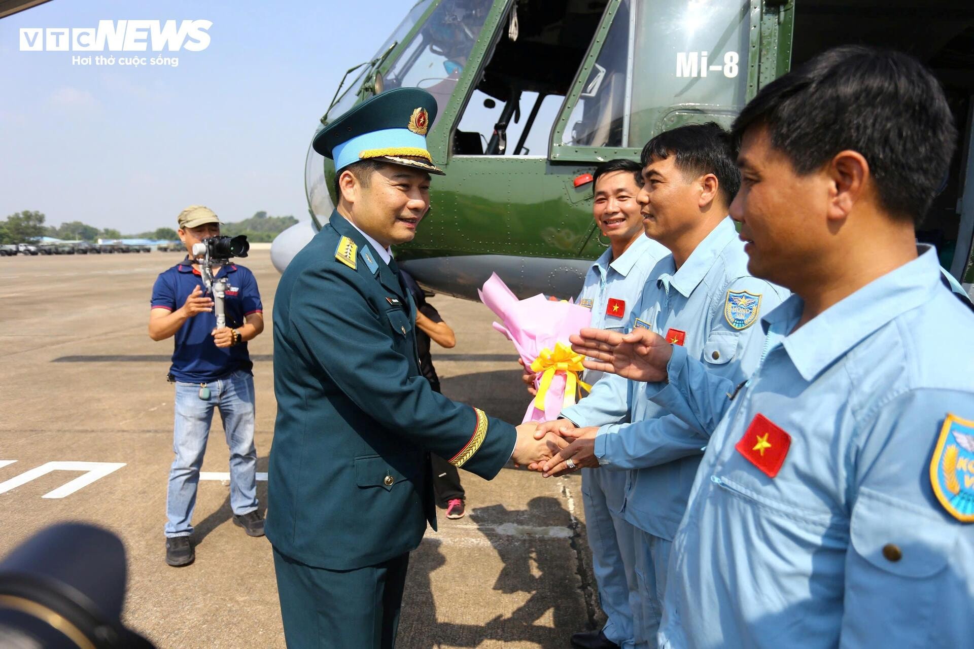 Phi công trực thăng, Su-30MK2 rạng rỡ sau màn rẽ mây, thả nhiễu ở TP.HCM - 11