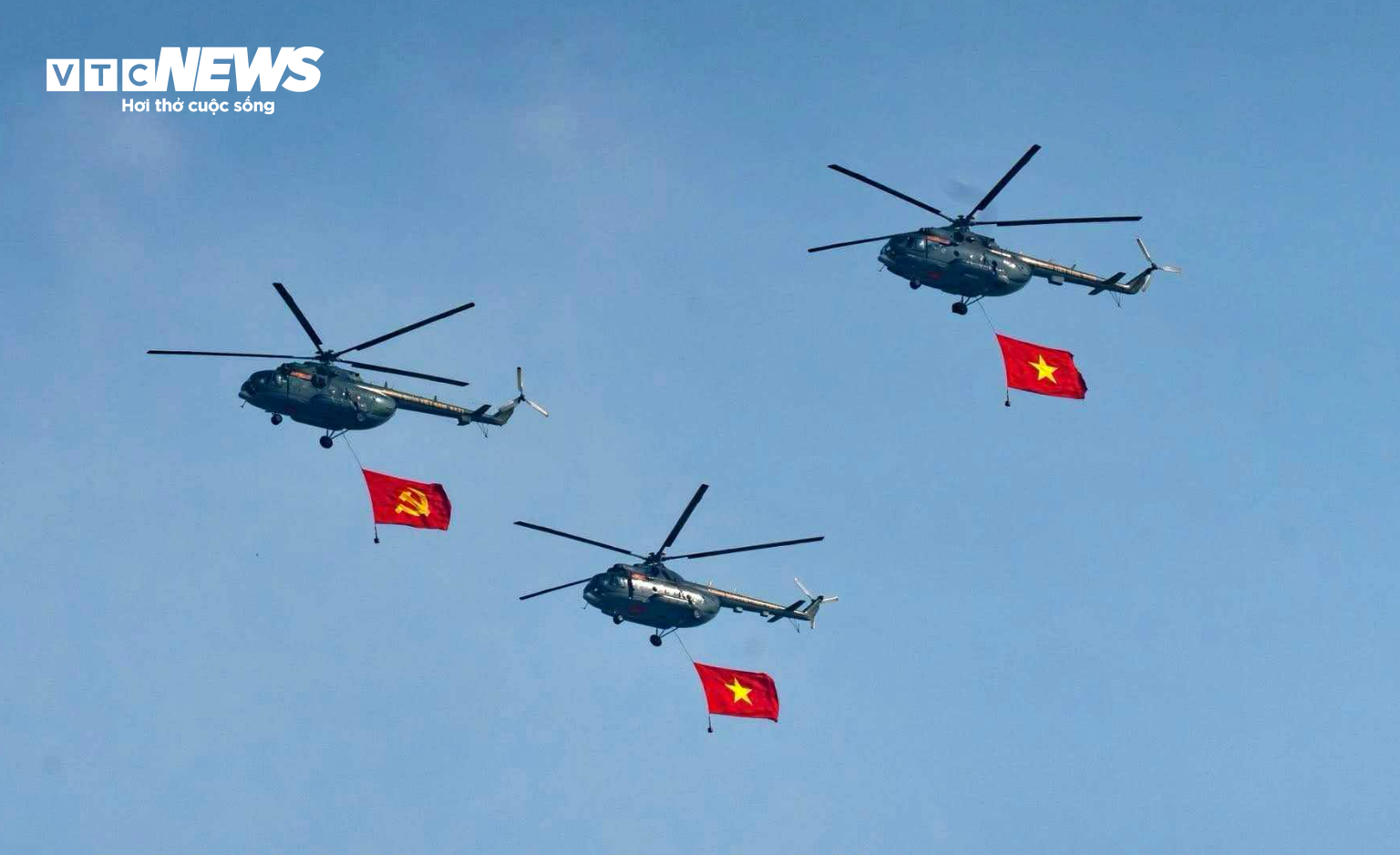 Phi công trực thăng, Su-30MK2 rạng rỡ sau màn rẽ mây, thả nhiễu ở TP.HCM - 6