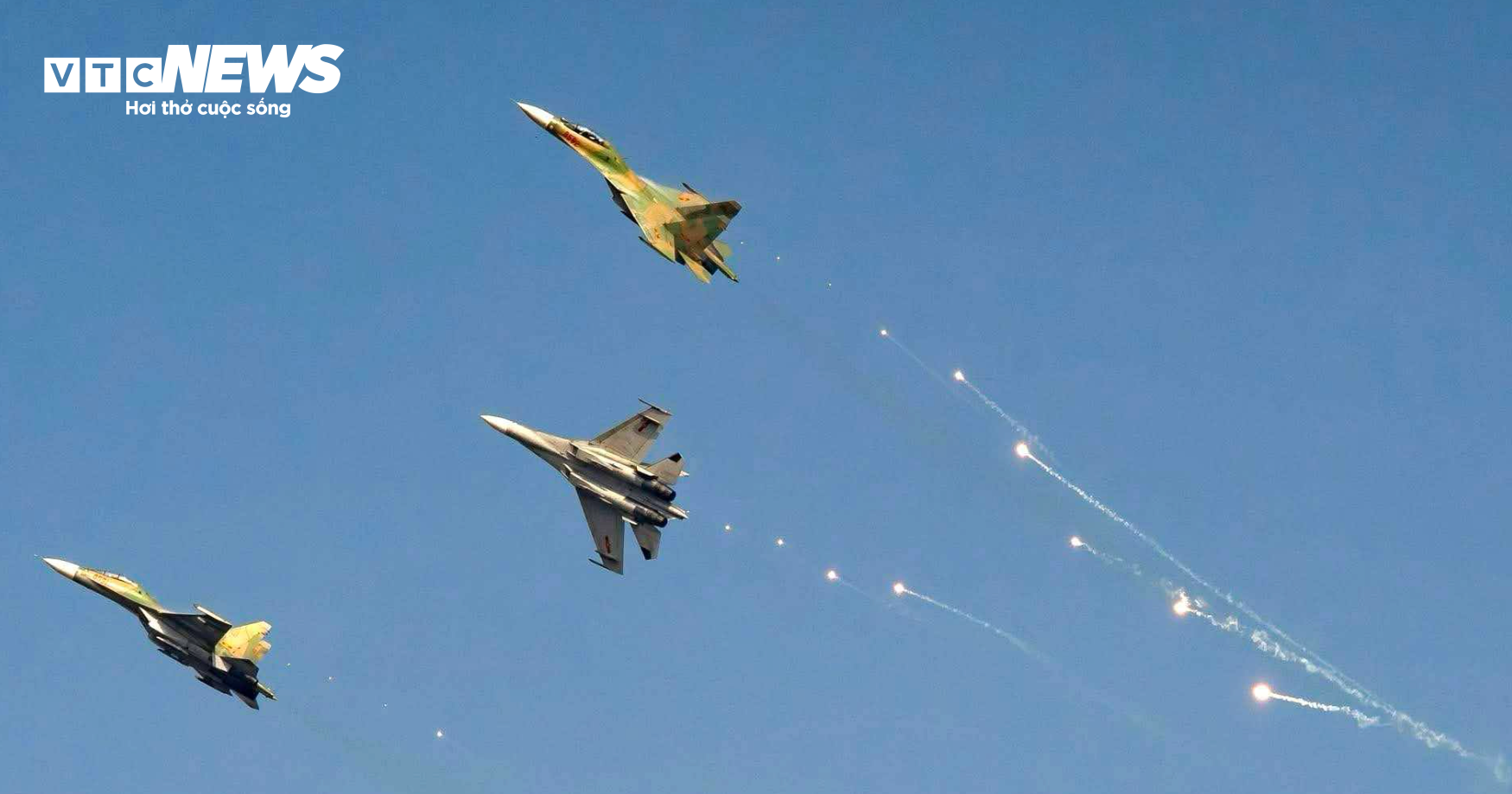 Phi công trực thăng, Su-30MK2 rạng rỡ sau màn rẽ mây, thả nhiễu ở TP.HCM - 4