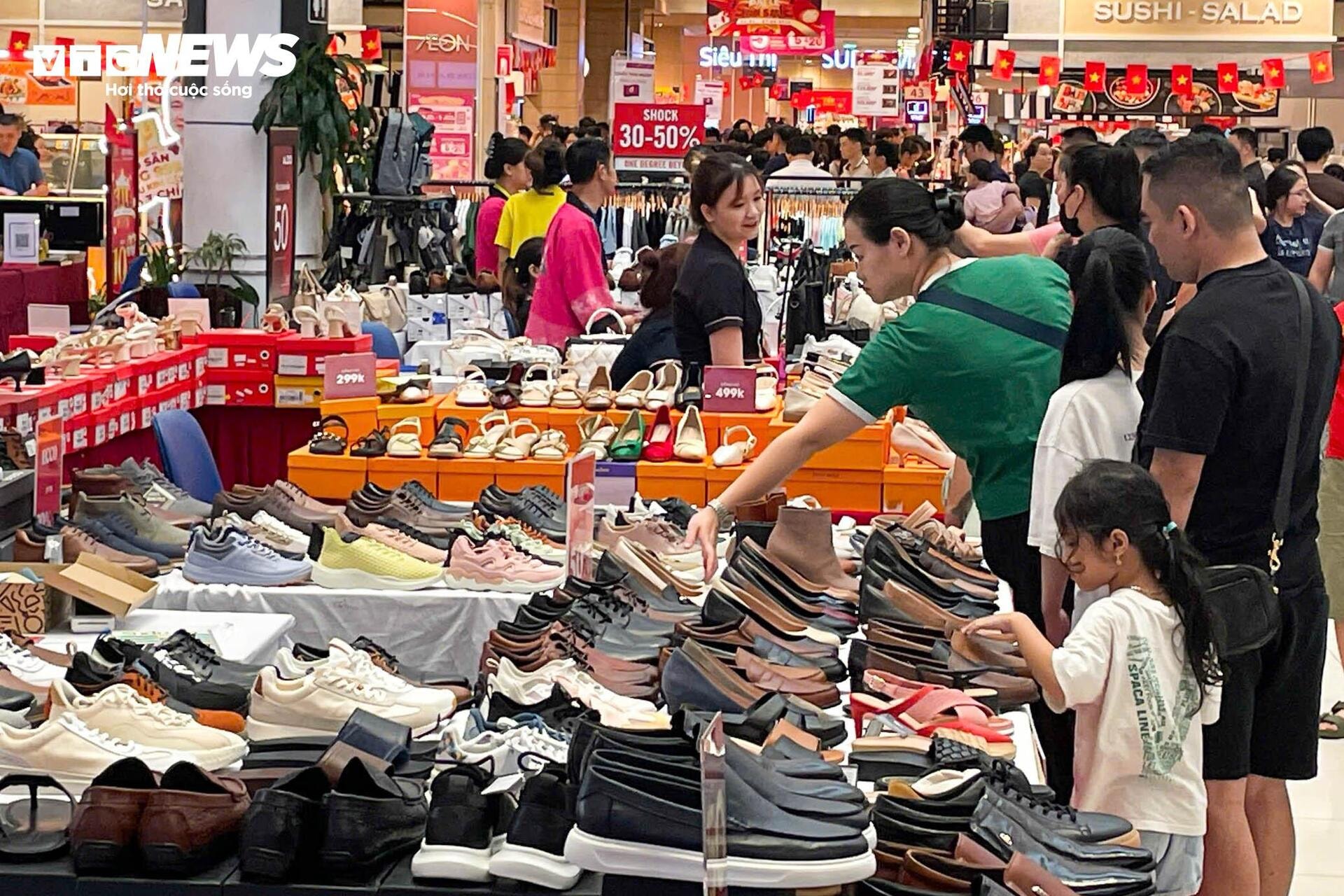 Trung tâm thương mại chật cứng người mua sắm, ăn uống ngày lễ 30/4 - 16