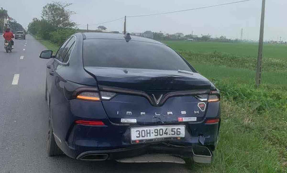 Xe ô tô 30H-90456 bị tông móp phía sau.