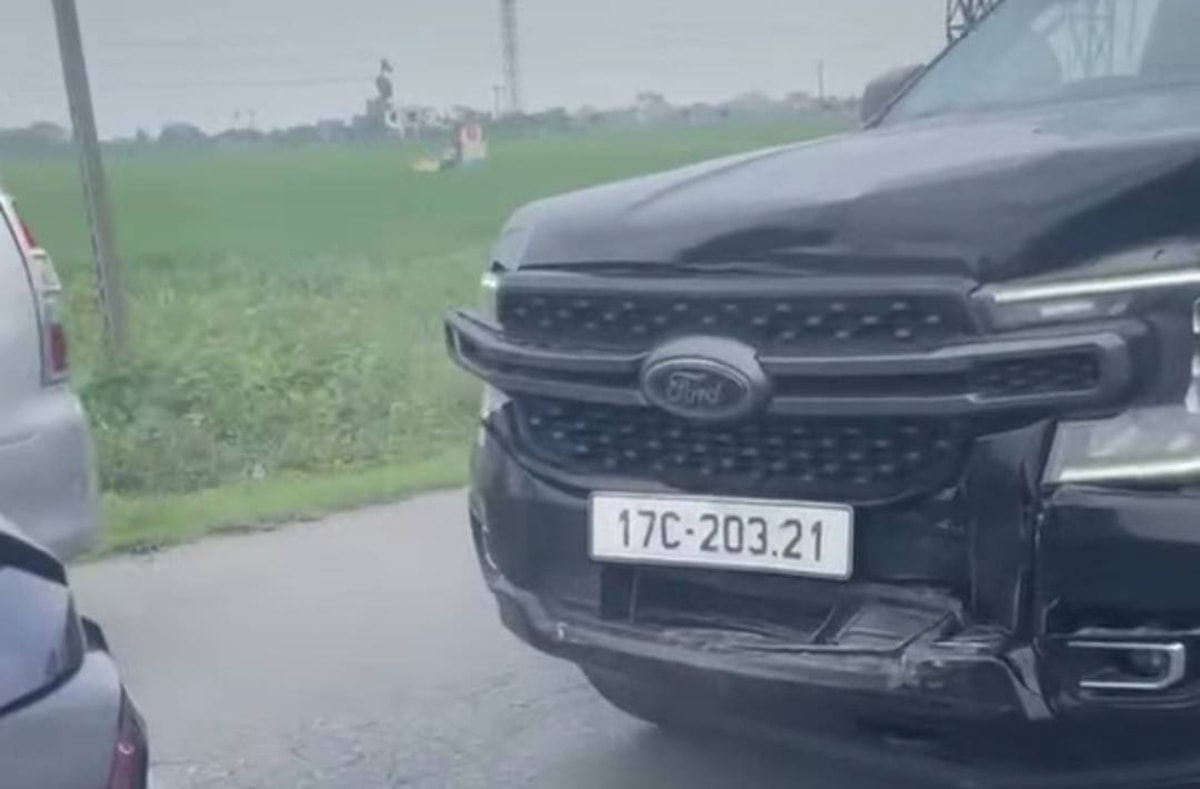 Xe ô tô 17C-20321 tông vào phía sau xe ô tô 30H-90456