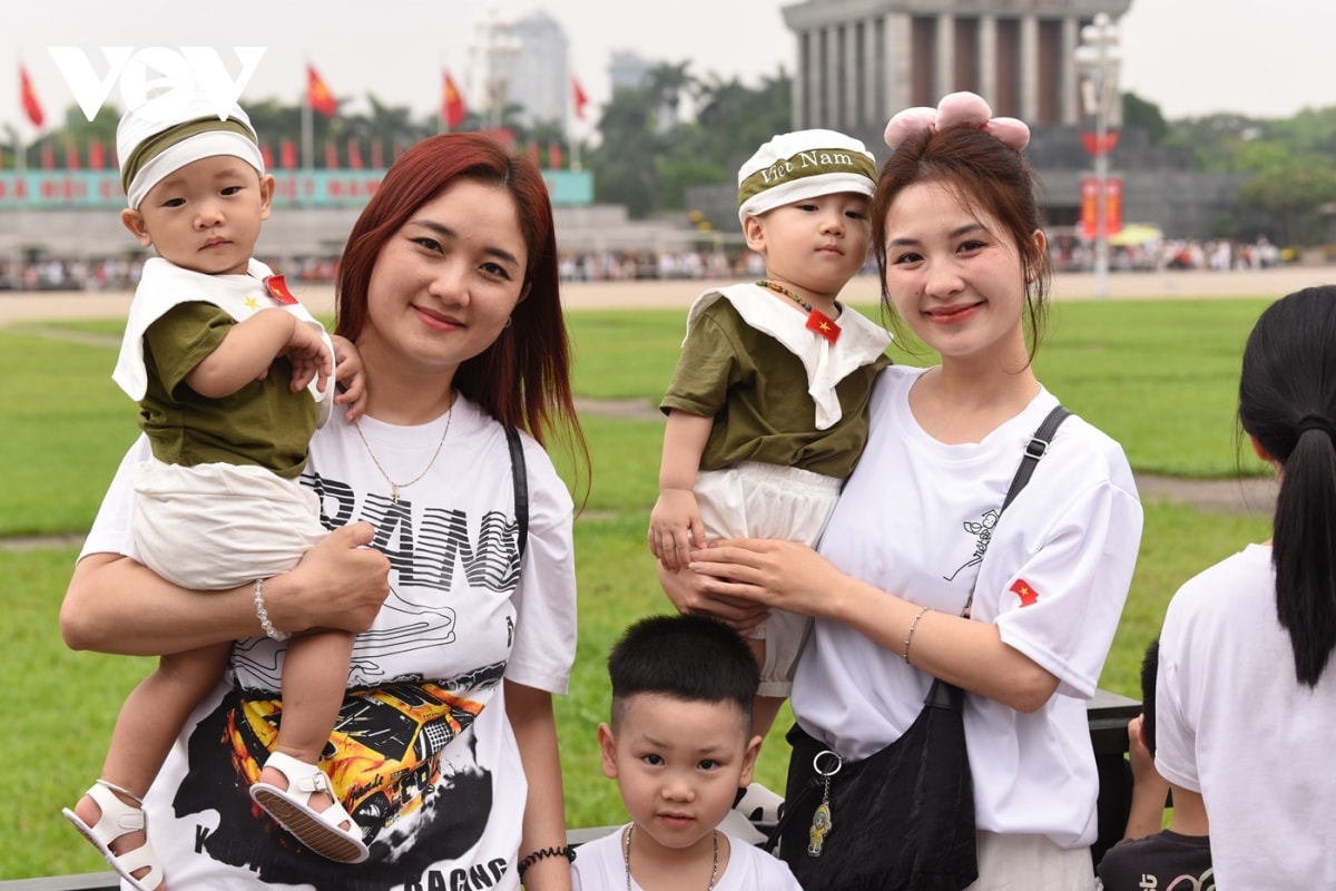 gioi tre no nuc chup anh ky niem o quang truong ba Dinh trong ngay 30 4 hinh anh 2