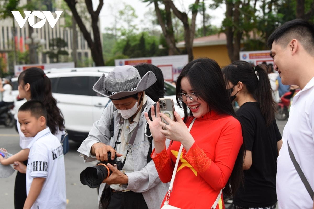 gioi tre no nuc chup anh ky niem o quang truong ba Dinh trong ngay 30 4 hinh anh 8