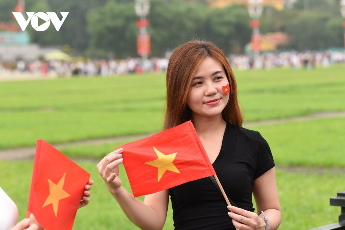 gioi tre no nuc chup anh ky niem o quang truong ba Dinh trong ngay 30 4 hinh anh 5