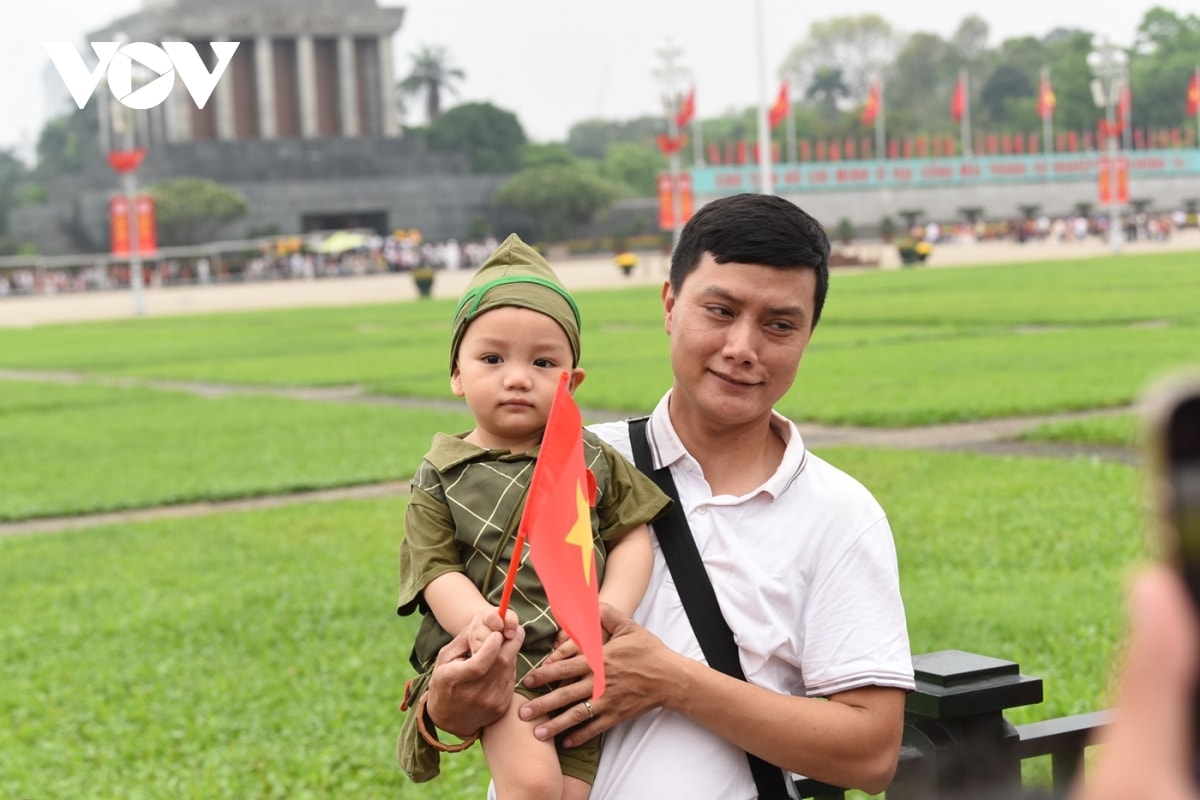 gioi tre no nuc chup anh ky niem o quang truong ba Dinh trong ngay 30 4 hinh anh 6