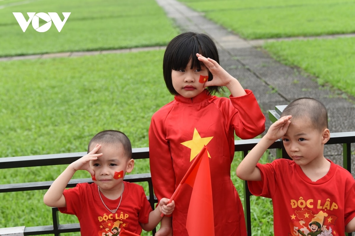 gioi tre no nuc chup anh ky niem o quang truong ba Dinh trong ngay 30 4 hinh anh 7