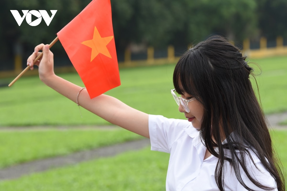 gioi tre no nuc chup anh ky niem o quang truong ba Dinh trong ngay 30 4 hinh anh 3