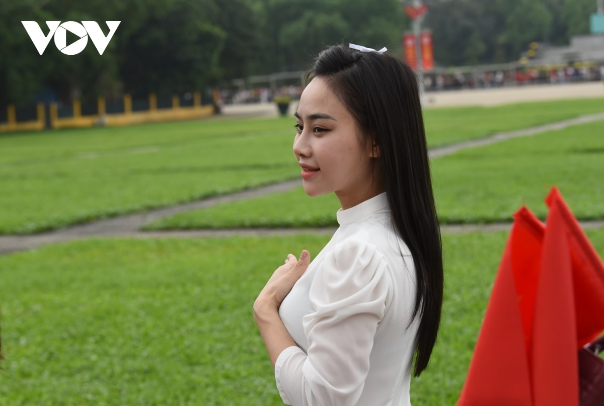 gioi tre no nuc chup anh ky niem o quang truong ba Dinh trong ngay 30 4 hinh anh 4