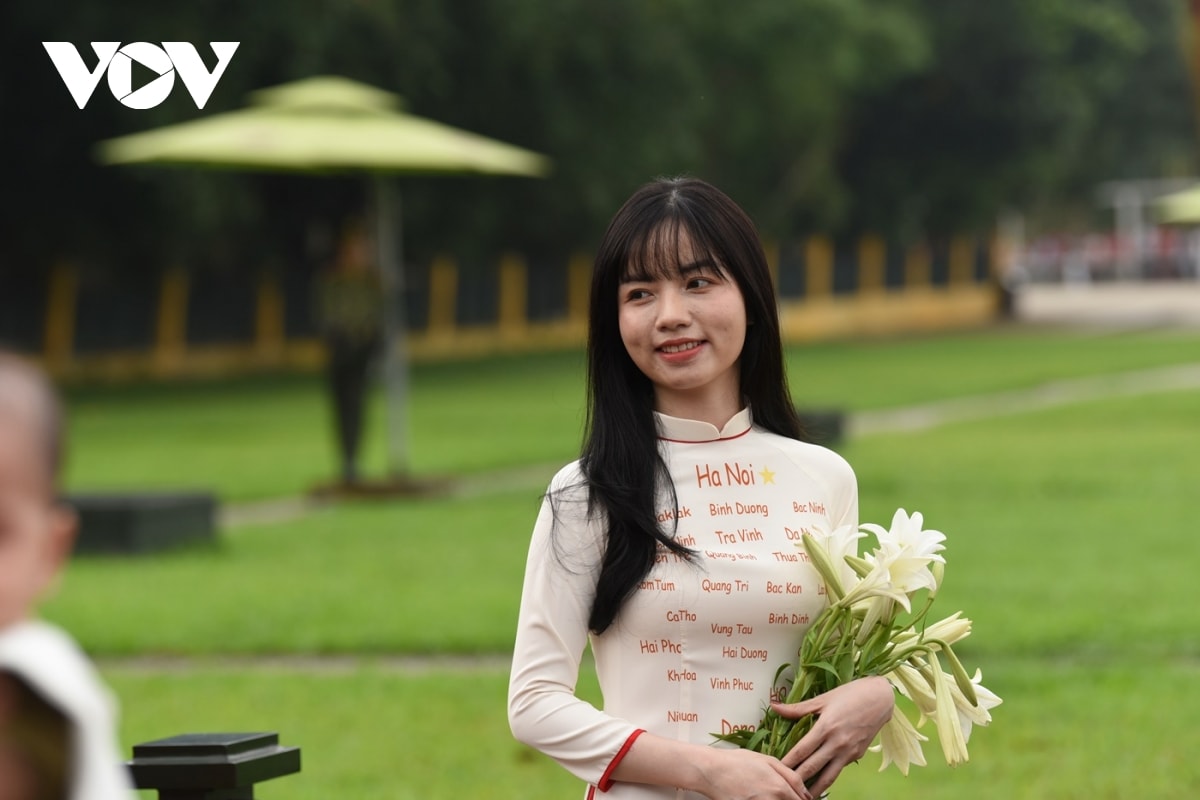 gioi tre no nuc chup anh ky niem o quang truong ba Dinh trong ngay 30 4 hinh anh 13