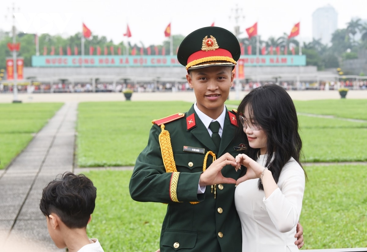 gioi tre no nuc chup anh ky niem o quang truong ba Dinh trong ngay 30 4 hinh anh 11