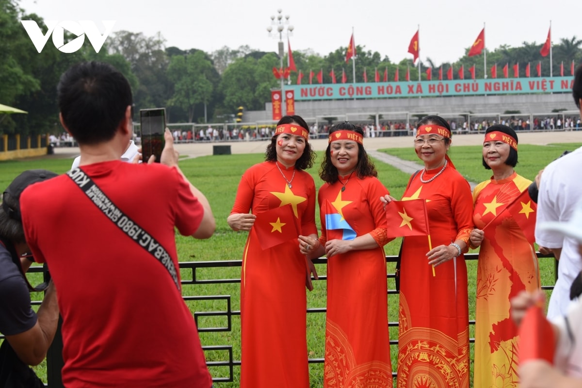 gioi tre no nuc chup anh ky niem o quang truong ba Dinh trong ngay 30 4 hinh anh 9