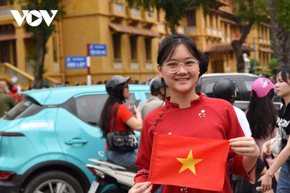 gioi tre no nuc chup anh ky niem o quang truong ba Dinh trong ngay 30 4 hinh anh 10