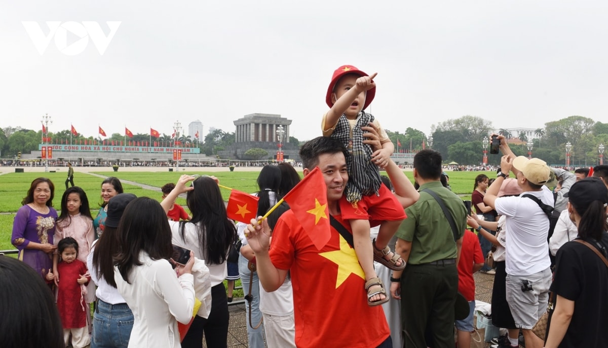 gioi tre no nuc chup anh ky niem o quang truong ba Dinh trong ngay 30 4 hinh anh 1