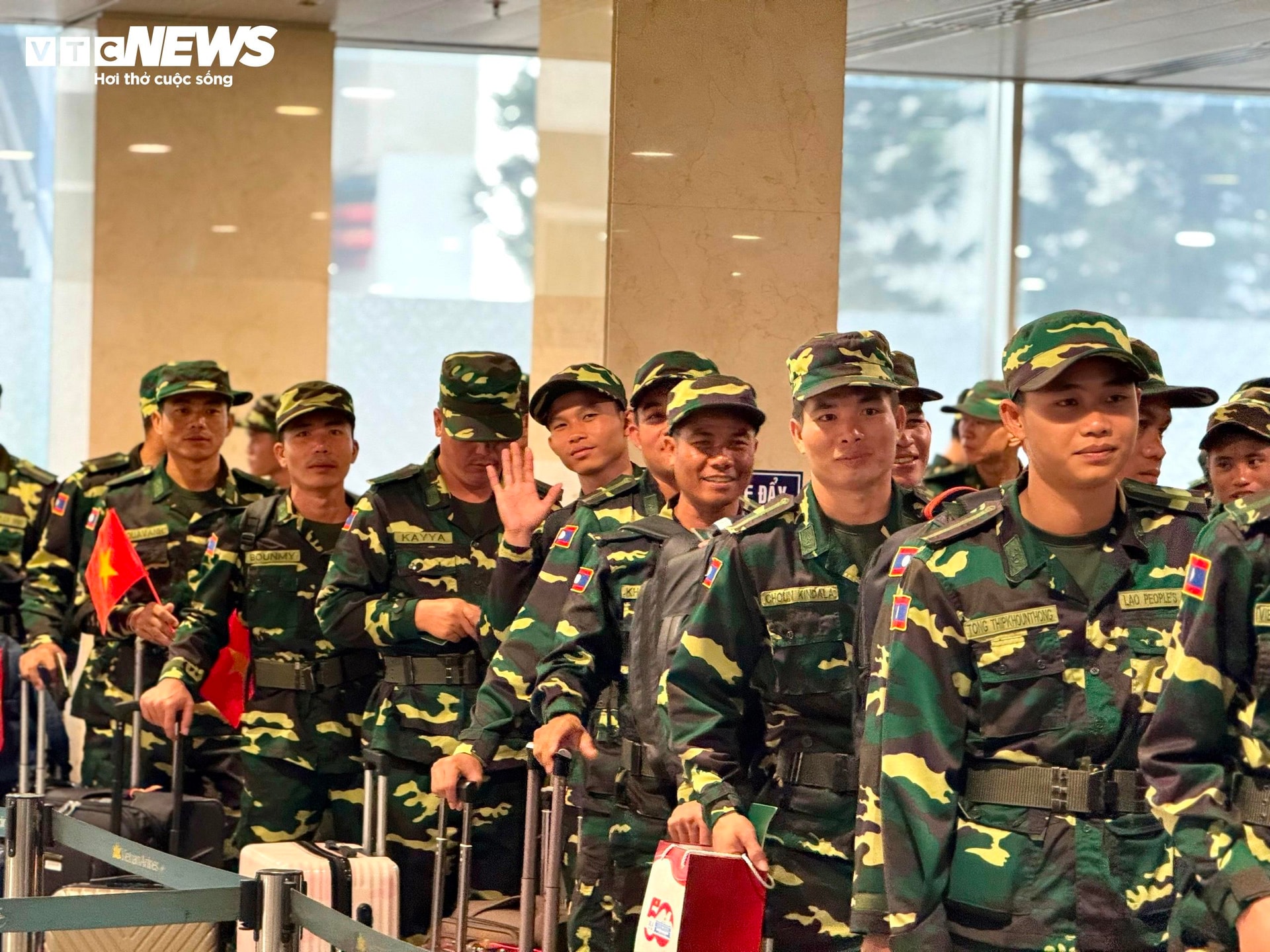 Nói lời chia tay, các chiến sĩ quân đội Lào cảm ơn Việt Nam đã dành sự đón tiếp nồng hậu. Họ cũng cảm ơn người dân đã dành nhiều tình cảm yêu mến trong những ngày lưu trú tại Việt Nam.