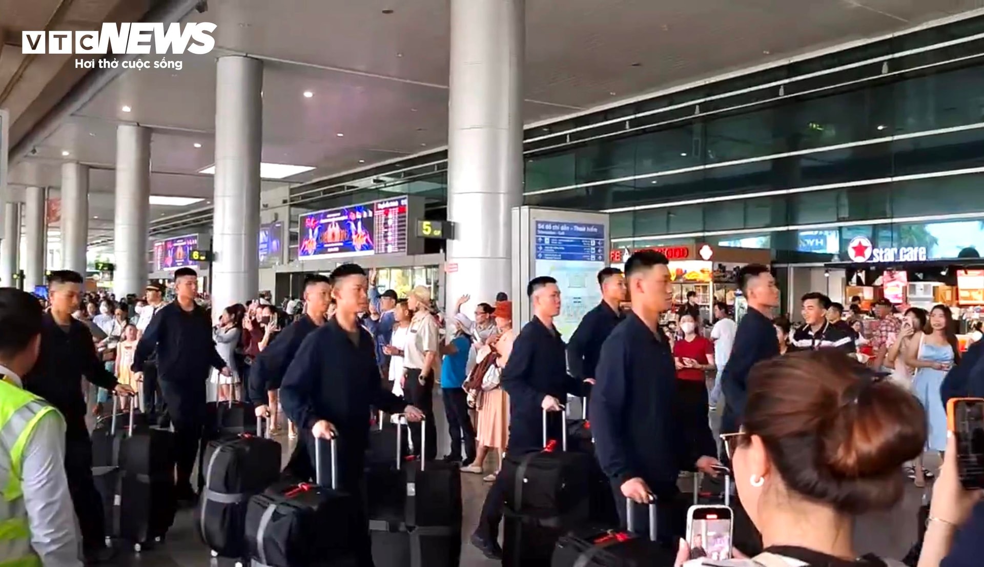Lễ diễu binh, diễu hành kỷ niệm 50 năm Giải phóng Miền Nam, thống nhất đất nước của Việt Nam có sự tham gia của 13.000 người thuộc 48 khối. Tham gia lễ kỷ niệm có quân đội của ba nước Trung Quốc, Lào, Campuchia.