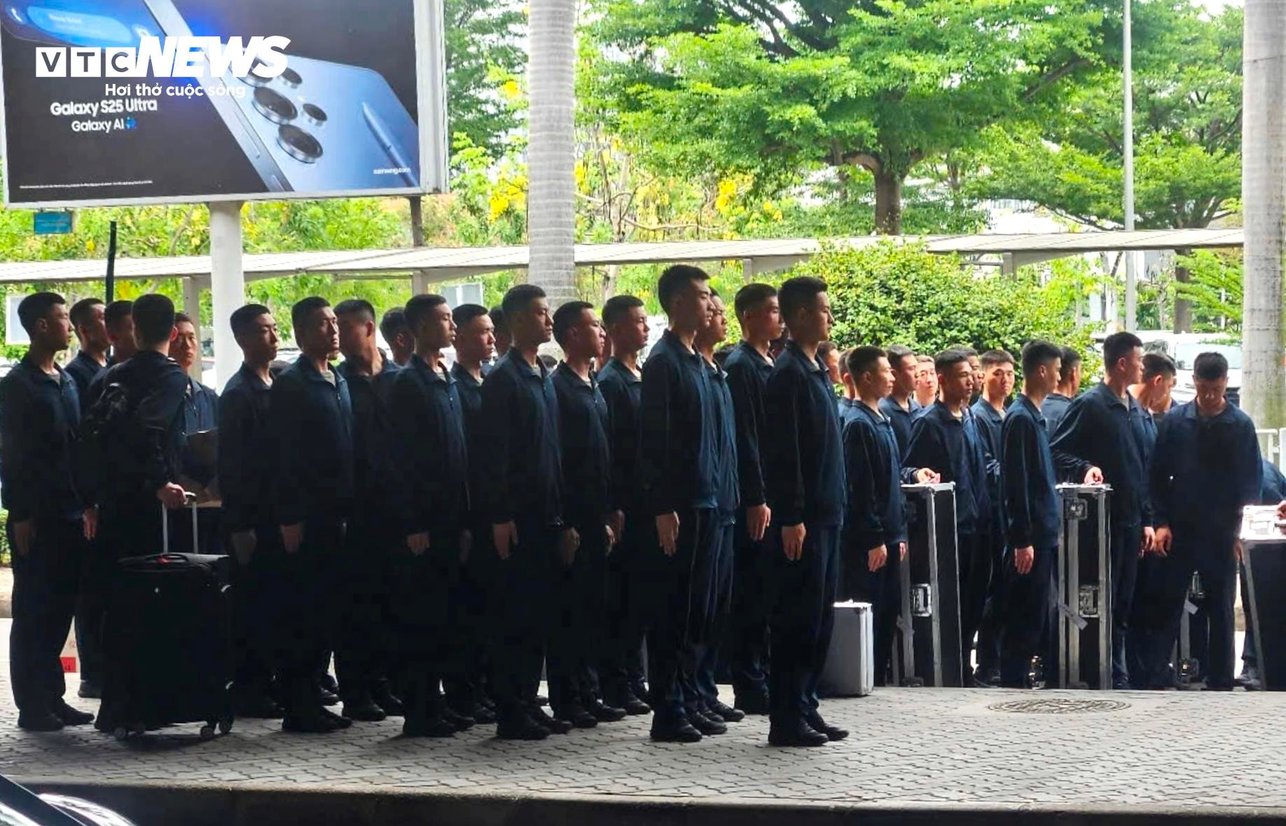 Đúng 10h15, đoàn có mặt tại ga đi sân bay quốc tế Tân Sơn Nhất.
