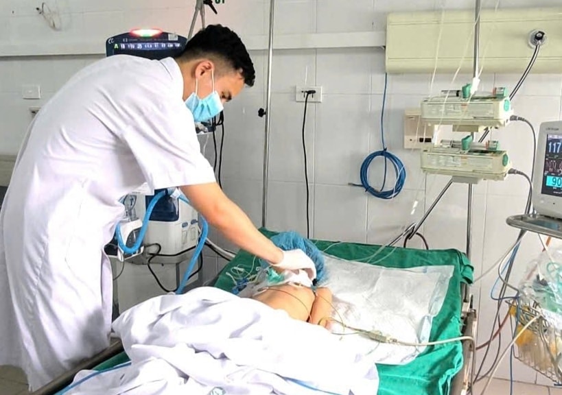 Bác sĩ kiểm tra sức khoẻ cho trẻ bị uốn ván.