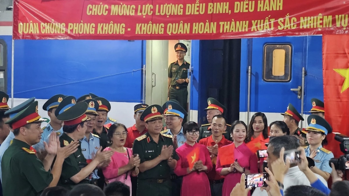 Đông đảo người dân tới ga biên hòa chia tay các đơn vị tham gia diễu binh hình ảnh 3 Dong dao nguoi dan toi ga bien hoa chia tay cac don vi tham gia dieu binh hinh anh 3