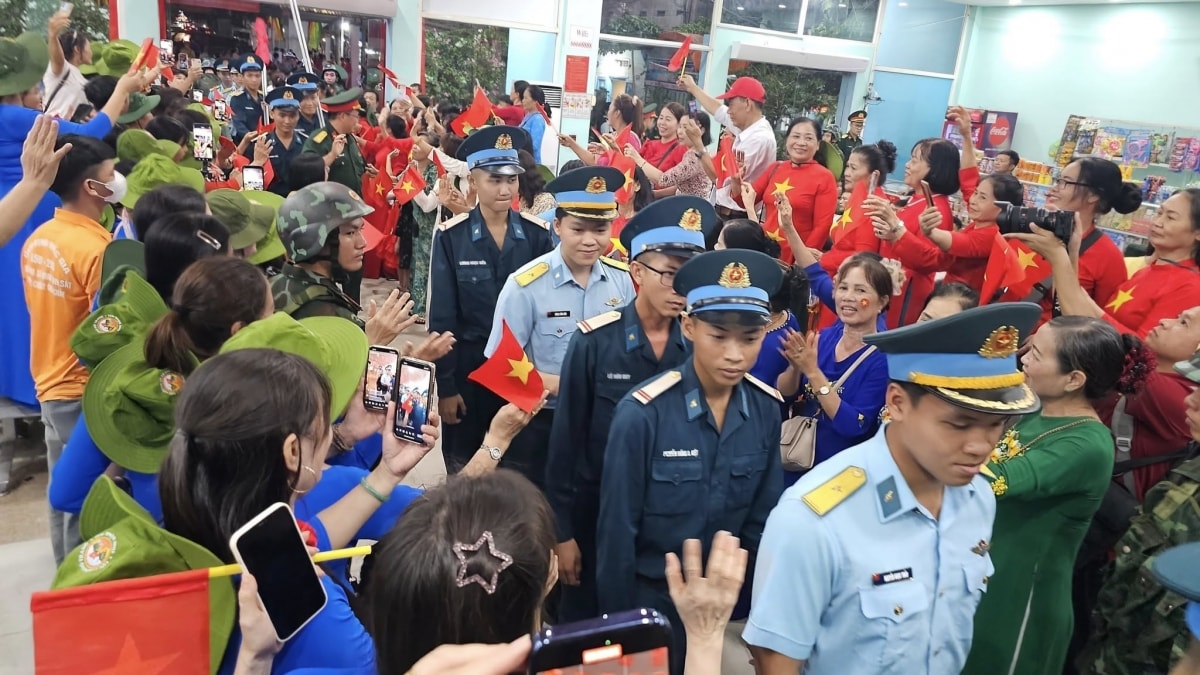 Đông đảo người dân tới ga biên hòa chia tay các đơn vị tham gia diễu binh hình ảnh 1 Dong dao nguoi dan toi ga bien hoa chia tay cac don vi tham gia dieu binh hinh anh 1