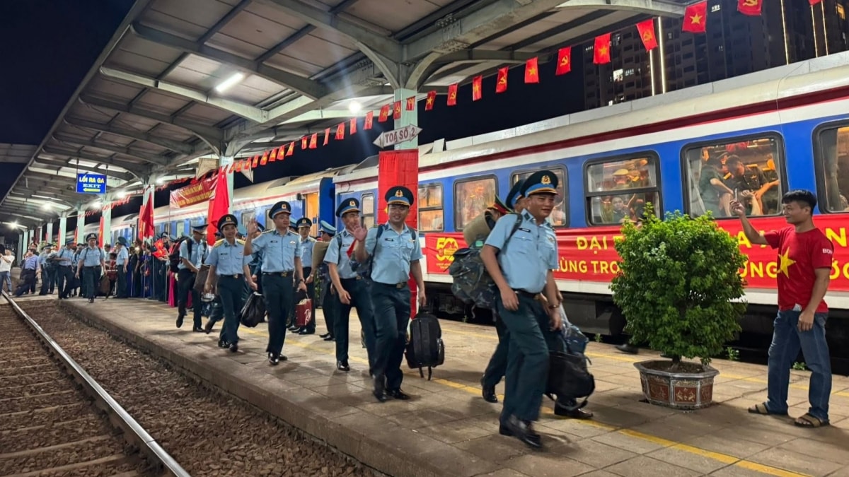 Đông đảo người dân tới ga biên hòa chia tay các đơn vị tham gia diễu binh hình ảnh 2 Dong dao nguoi dan toi ga bien hoa chia tay cac don vi tham gia dieu binh hinh anh 2