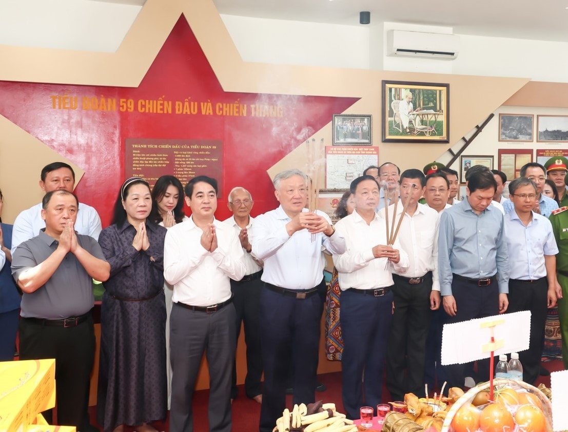 pho thu tuong nguyen hoa binh dang huong tai khu luu niem vuon gon - Da ban hinh anh 1
