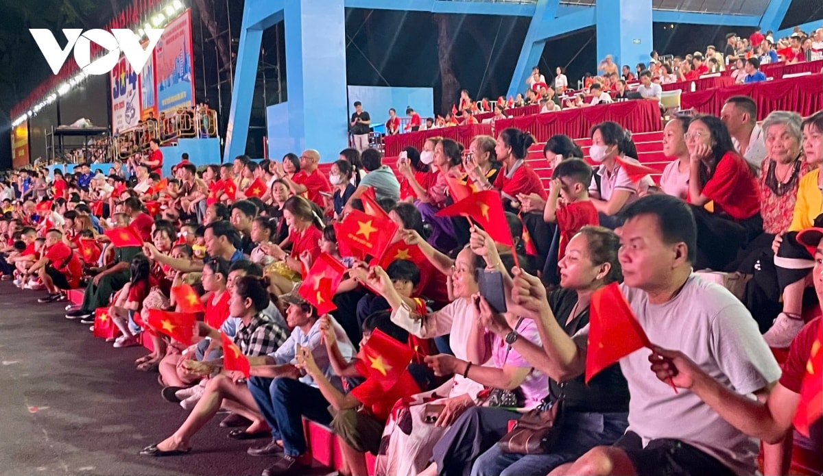 tp.hcm tung bung dem ky niem 50 nam thong nhat dat nuoc hinh anh 5