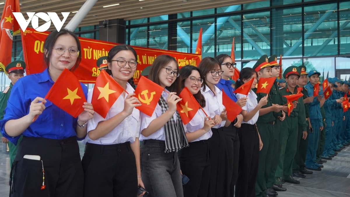 người dân tp.hcm chụp hình, hát mừng trong ngày chia tay lực lượng diễu binh hình ảnh 1 nguoi dan tp.hcm chup hinh, hat mung trong ngay chia tay luc luong dieu binh hinh anh 1