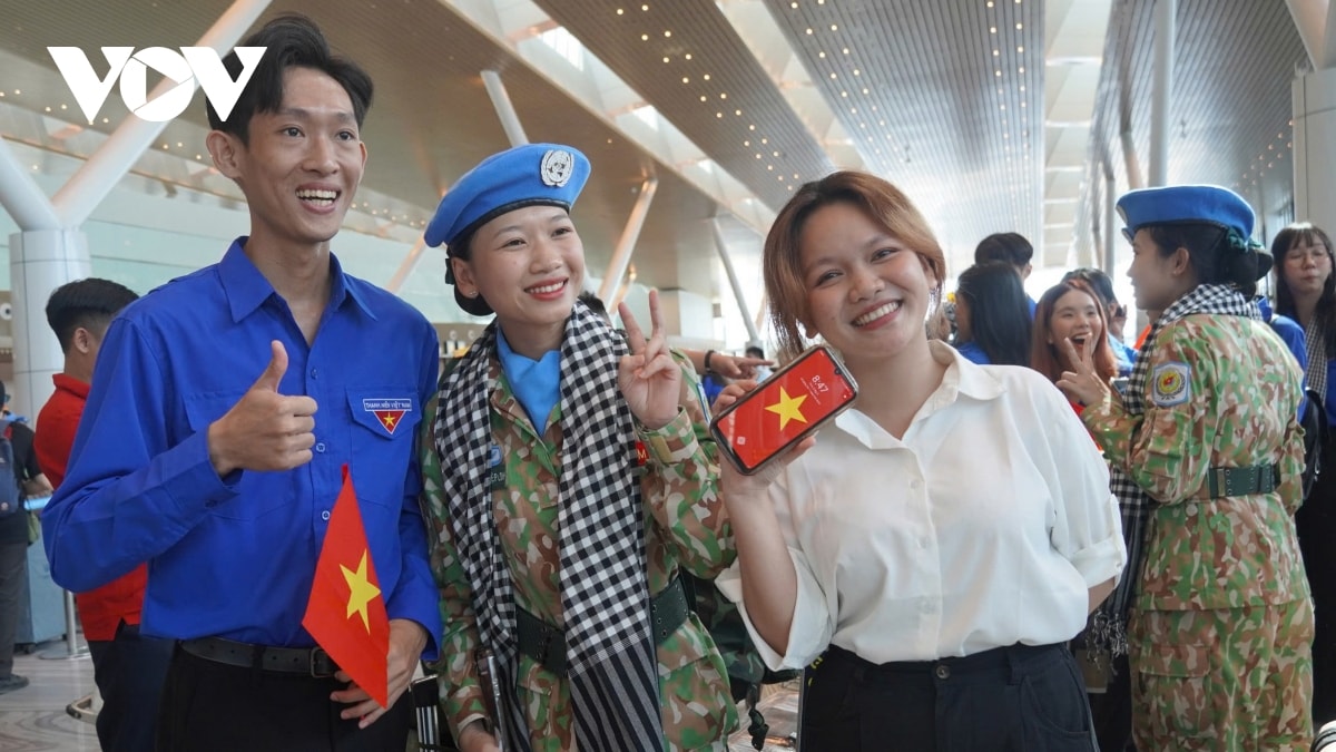 người dân tp.hcm chụp hình, hát mừng trong ngày chia tay lực lượng diễu binh hình ảnh 3 nguoi dan tp.hcm chup hinh, hat mung trong ngay chia tay luc luong dieu binh hinh anh 3