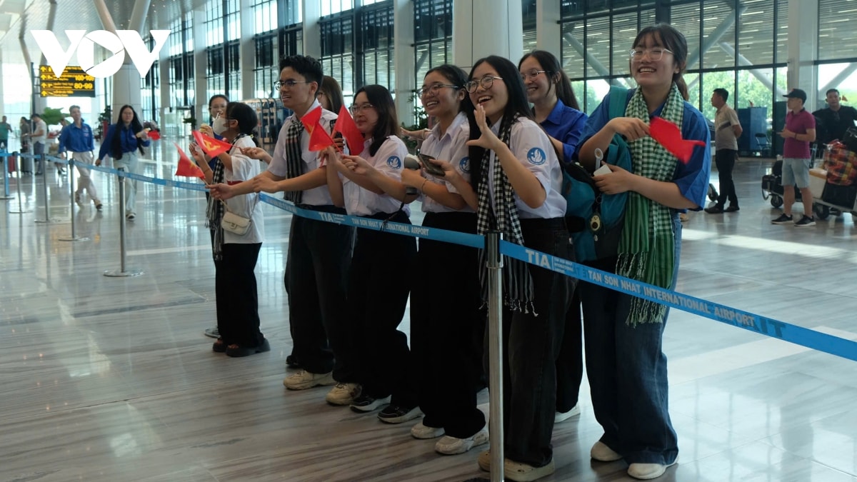 người dân tp.hcm chụp hình, hát mừng trong ngày chia tay lực lượng diễu binh hình ảnh 2 nguoi dan tp.hcm chup hinh, hat mung trong ngay chia tay luc luong dieu binh hinh anh 2