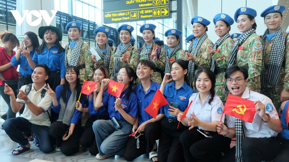 người dân tp.hcm chụp hình, hát mừng trong ngày chia tay lực lượng diễu binh hình ảnh 4 nguoi dan tp.hcm chup hinh, hat mung trong ngay chia tay luc luong dieu binh hinh anh 4