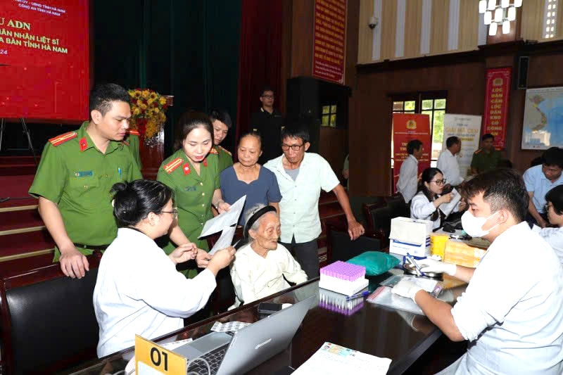 Công an tỉnh Hà Nam phối hợp với Cục C06, Bộ Công an và Công ty Genestory (đơn vị xét nghiệm) thu nhận mẫu ADN cho Mẹ Việt Nam anh hùng Nguyễn Thị Hợp.