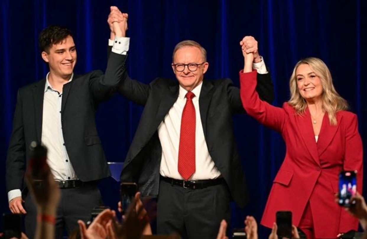 Đương kim Thủ tướng Australia Anthony Albanese (giữa) mừng chiến thắng của Công đảng trong cuộc bầu cử liên bang, tại Sydney, ngày 3/5/2025. (Ảnh: news24.com)