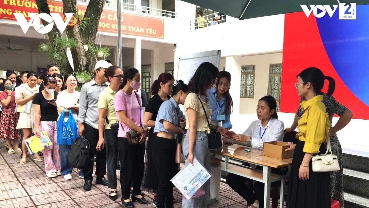 hà nội tiếp tục cam kết không để cảnh phụ huynh học sinh xếp hàng nộp hồ sơ hình ảnh 1 ha noi tiep tuc cam ket khong de canh phu huynh hoc sinh xep hang nop ho so hinh anh 1