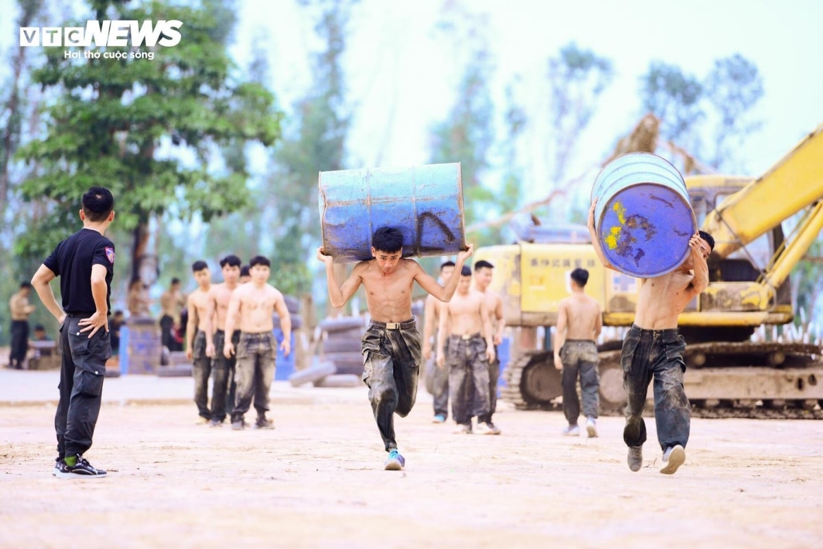 xem canh sat chong khung bo du day, tac chien tong hop tren song nuoc va dam lay hinh anh 1