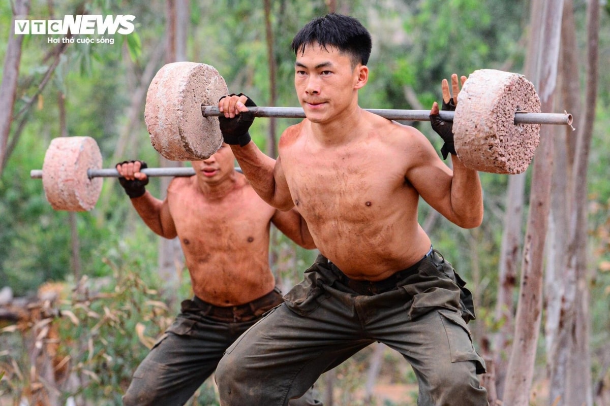 xem canh sat chong khung bo du day, tac chien tong hop tren song nuoc va dam lay hinh anh 7