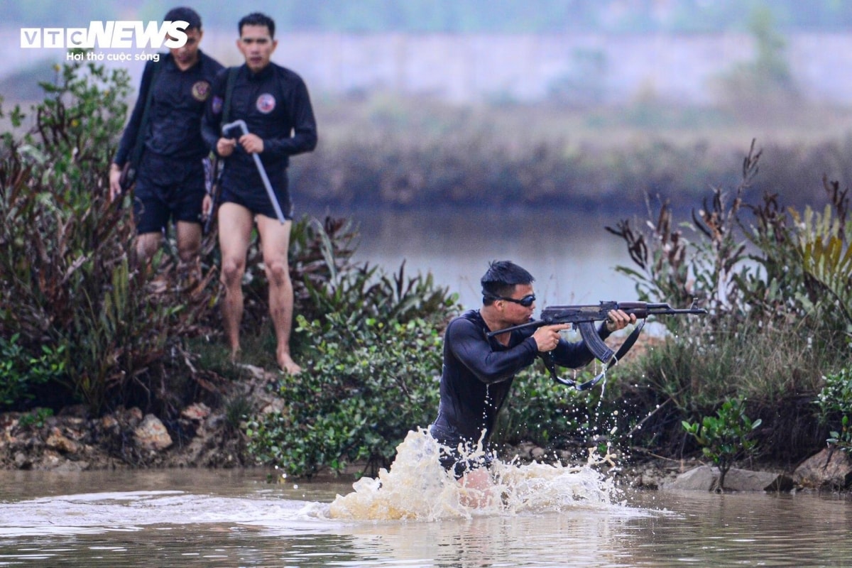 xem canh sat chong khung bo du day, tac chien tong hop tren song nuoc va dam lay hinh anh 9