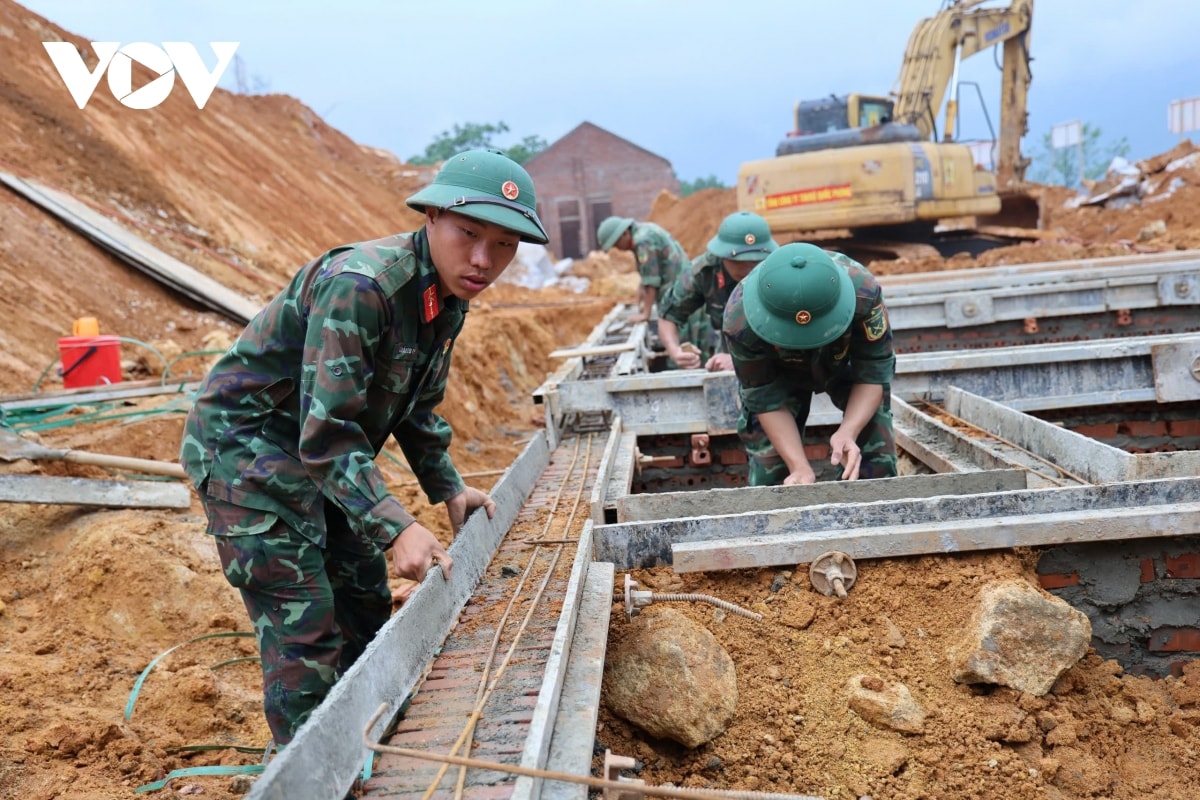 thi công không nghỉ lễ giúp bà con vùng lũ sớm có nhà ở hình ảnh 2 thi cong khong nghi le giup ba con vung lu som co nha o hinh anh 2