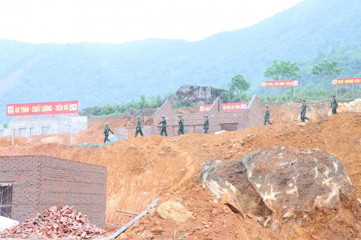 thi công không nghỉ lễ giúp bà con vùng lũ sớm có nhà ở hình ảnh 4 thi cong khong nghi le giup ba con vung lu som co nha o hinh anh 4