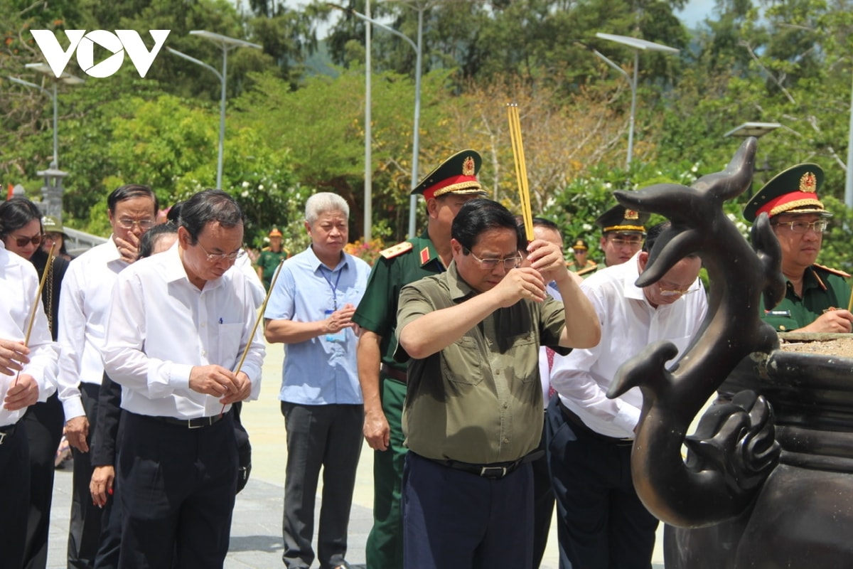 thủ tướng phạm minh chính dự lễ viếng, tri ân liệt sĩ tại côn Đảo hình ảnh 1 thu tuong pham minh chinh du le vieng, tri an liet si tai con Dao hinh anh 1