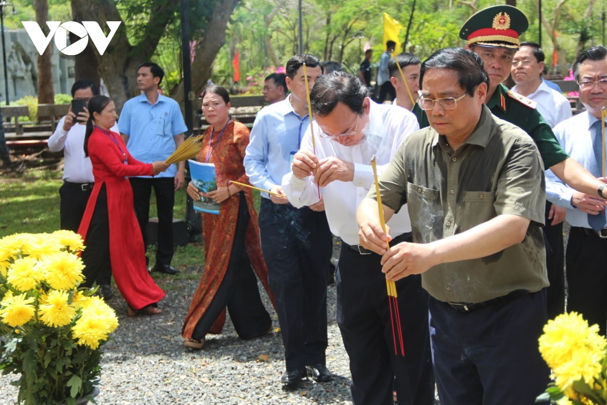 thu tuong pham minh chinh du le vieng, tri an liet si tai con Dao hinh anh 2