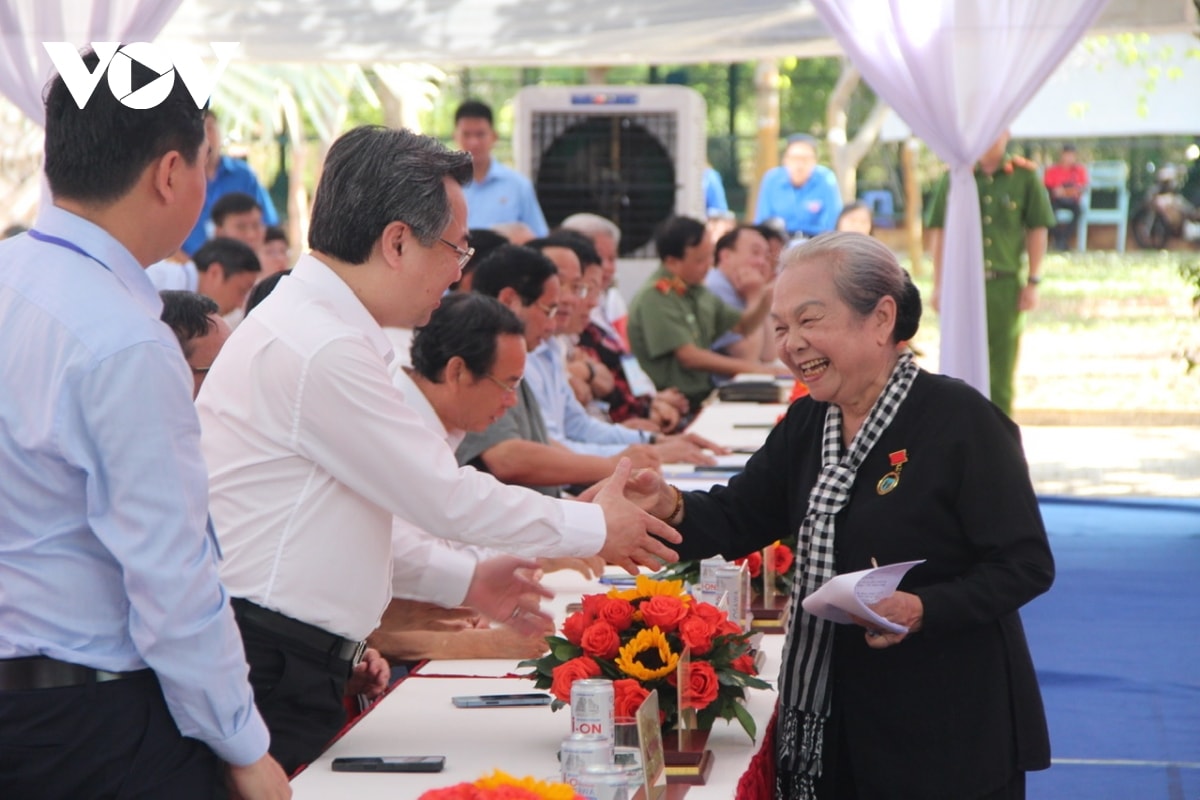 thu tuong pham minh chinh gap mat gan 700 cuu tu chinh tri con Dao hinh anh 5