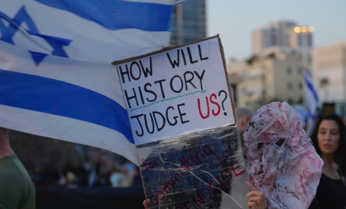 Người dân tham gia biểu tình đòi trả tự do cho các con tin bị Hamas bắt giữ. (Ảnh: AP)